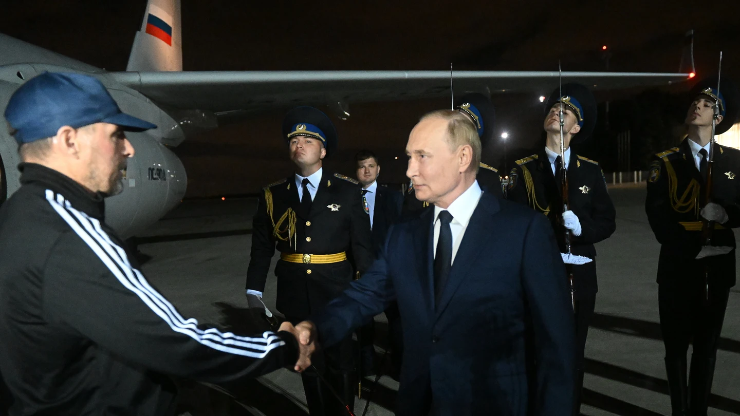 Guerra Ucrania - Rusia, en directo | El Kremlin evita detallar los motivos del canje de Pablo González mientras revela que uno de los liberados fue guardaespaldas de Putin Vladimir Putin saluda a Vadim Krasikov a su llegada a Moscú / MIKHAIL VOSKRESENSKIY/SPUTNIK/KR (EFE)