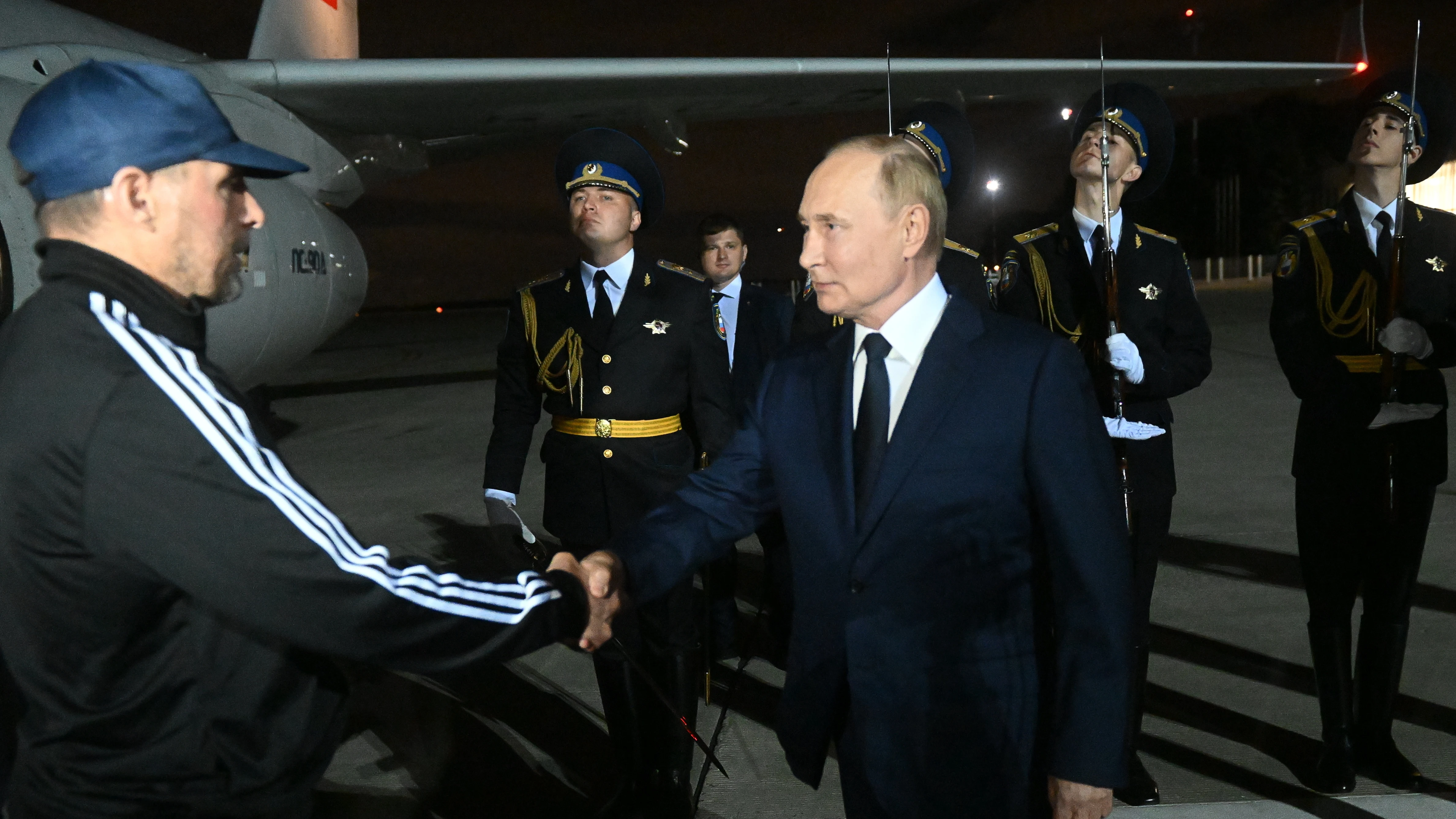Vladimir Putin saluda a Vadim Krasikov a su llegada a Moscú / MIKHAIL VOSKRESENSKIY/SPUTNIK/KR (EFE)