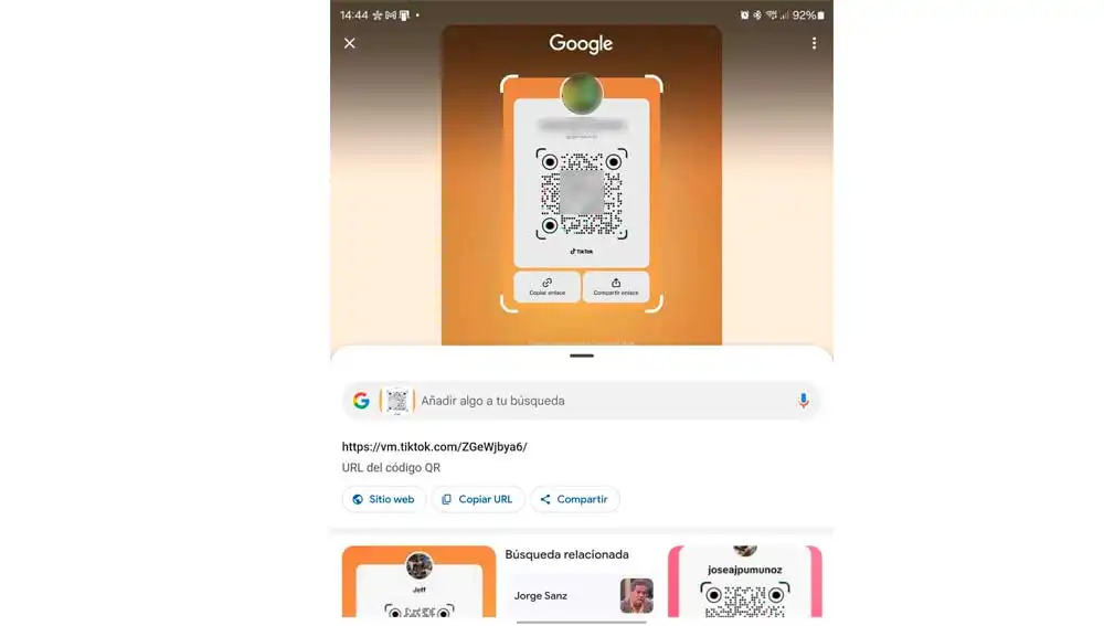 Escaneando QR con redear para buscar Escaneando QR con redear para buscar