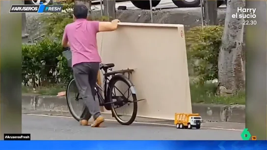 Un padre revoluciona el mundo del transporte utilizando un juguete de su hijo para llevar un tablón de madera Un padre revoluciona el mundo del transporte utilizando un juguete de su hijo para llevar un tablón de madera