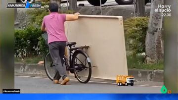 Un padre revoluciona el mundo del transporte utilizando un juguete de su hijo para llevar un tablón de madera