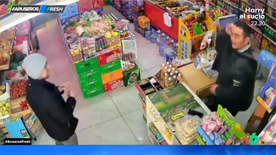 El divertido momento en el que un hombre intenta que un tendero que no habla su idioma le entienda El divertido momento en el que un hombre intenta que un tendero que no habla su idioma le entienda