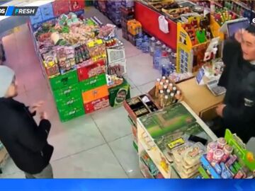 El divertido momento en el que un hombre intenta que un tendero que no habla su idioma le entienda
