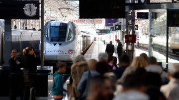 Varios viajeros cogen el Ave en la Estación María Zambrano de la capital.