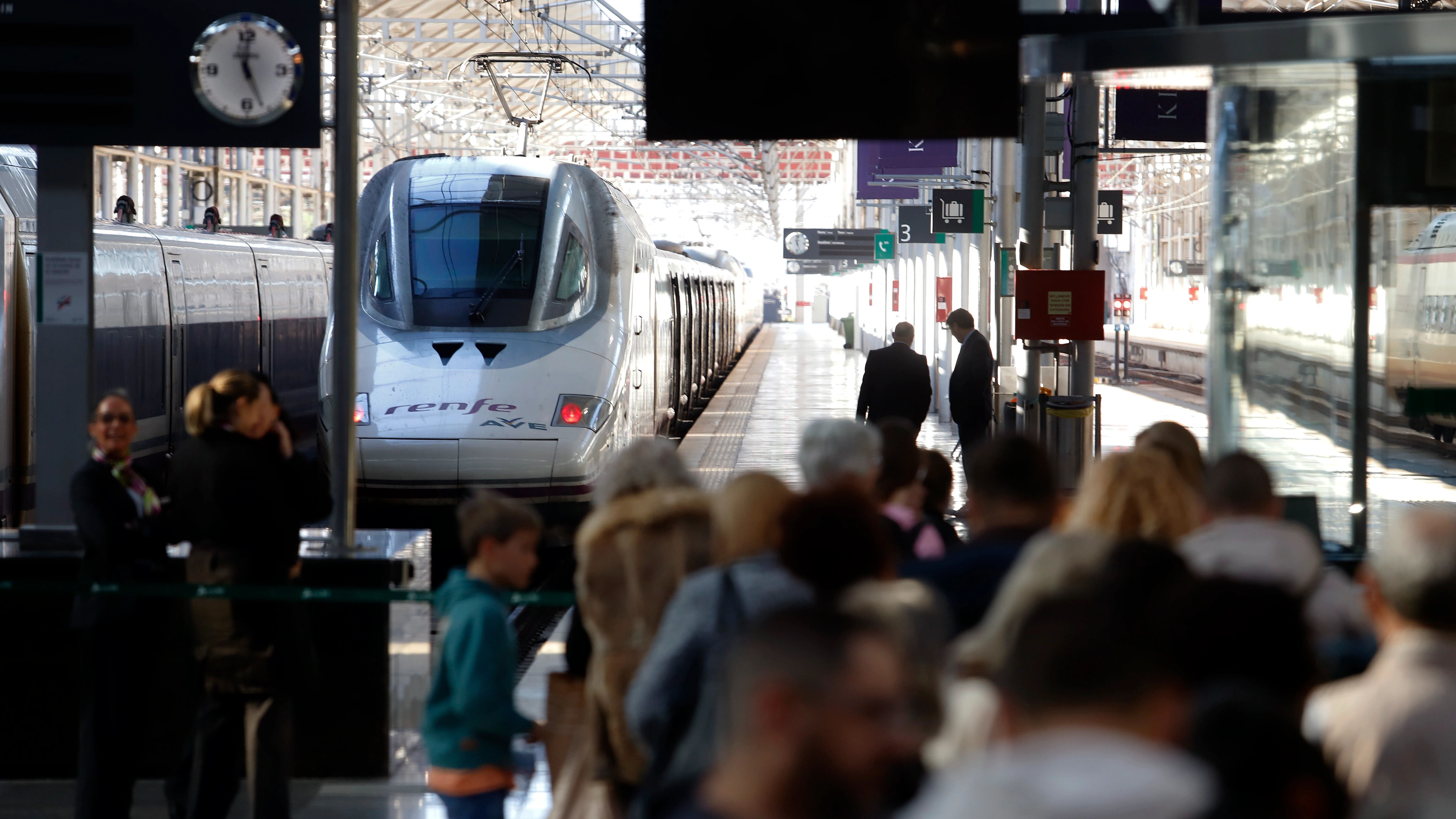 Varios viajeros cogen el Ave en la Estación María Zambrano de la capital.