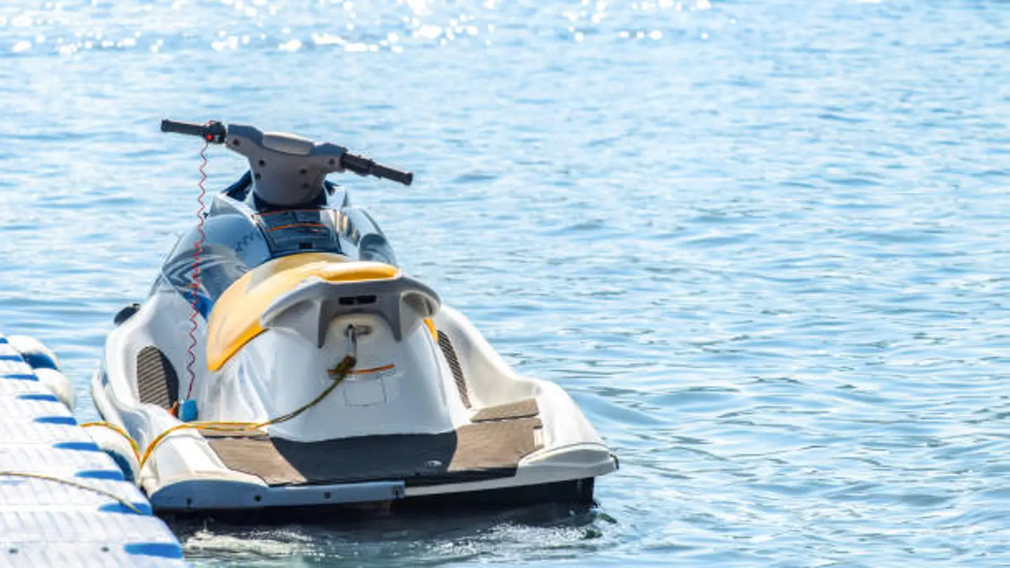 Moto de agua aparcada en un muelle Moto de agua aparcada en un muelle