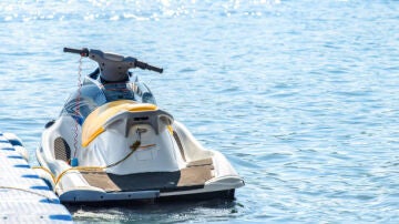 Moto de agua aparcada en un muelle