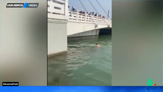 La heroica acción de un anciano que se tira al agua para salvar la vida a una niña que se estaba ahogando La heroica acción de un anciano que se tira al agua para salvar la vida a una niña que se estaba ahogando