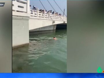 La heroica acción de un anciano que se tira al agua para salvar la vida a una niña que se estaba ahogando