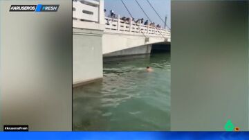 La heroica acción de un anciano que se tira al agua para salvar la vida a una niña que se estaba ahogando