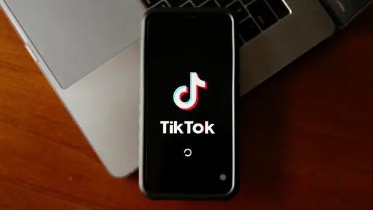 Foto de archivo de un logo de TikTok en un teléfono. Foto de archivo de un logo de TikTok en un teléfono.