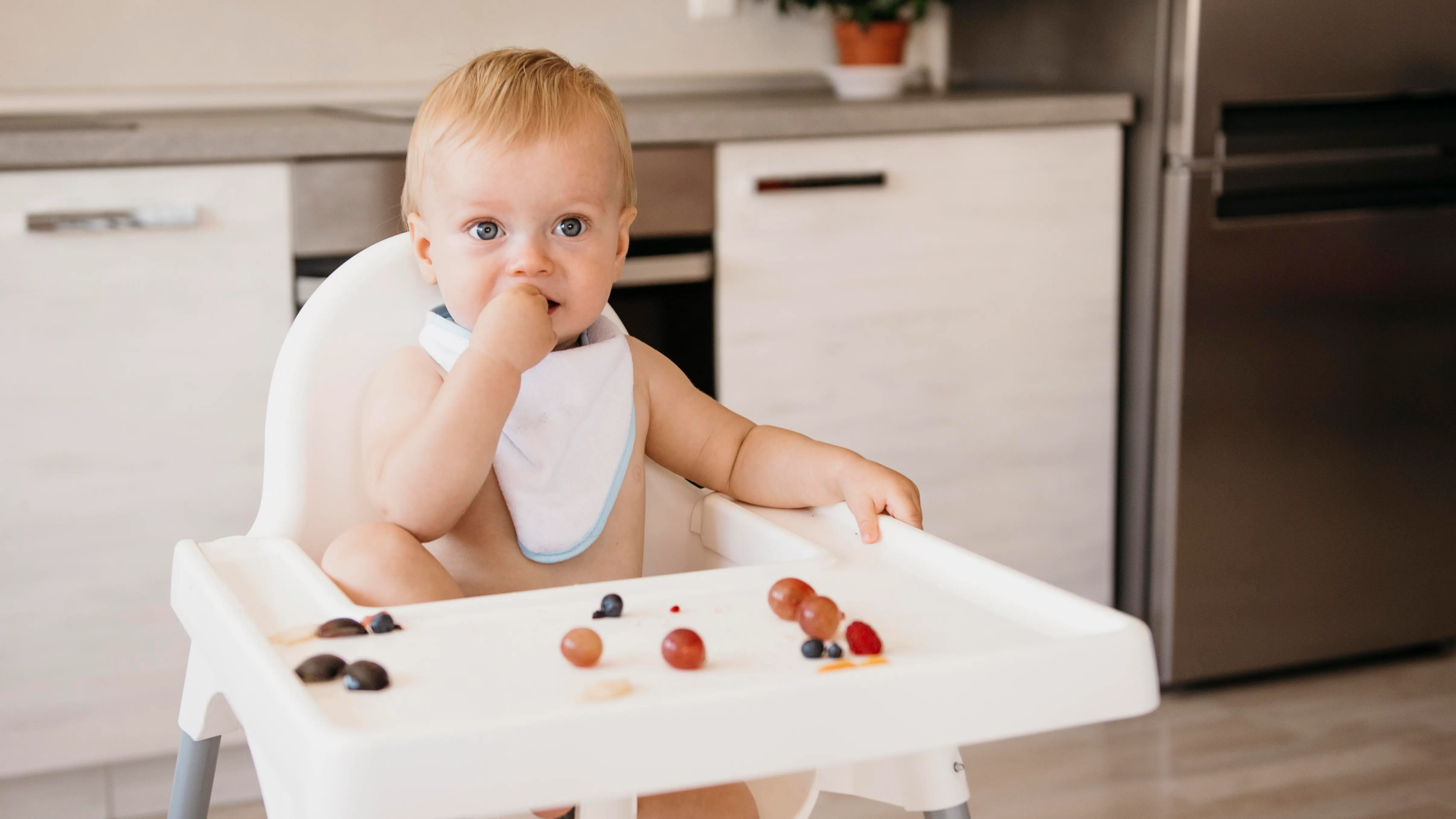 Un niño comiendo. 