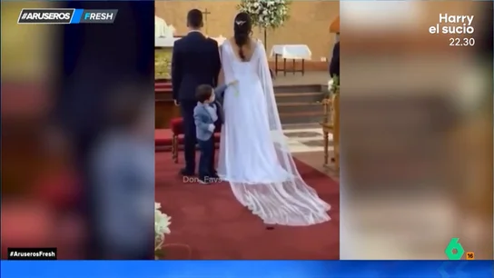 Como si fuese una pista de 'Hot Wheels': un niño juega con sus coches en un vestido de novia en plena boda Como si fuese una pista de 'Hot Wheels': un niño juega con sus coches en un vestido de novia en plena boda