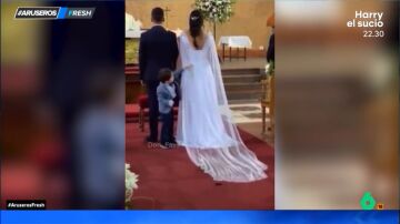 Como si fuese una pista de 'Hot Wheels': un niño juega con sus coches en un vestido de novia en plena boda