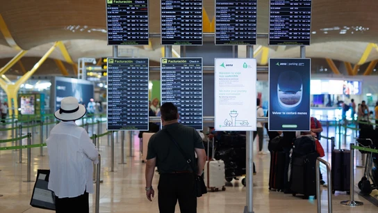 Varios viajeros en la terminal 4 del Aeropuerto Adolfo Suárez Madrid-Barajas, a 24 de julio de 2024, en Madrid (España). Varios viajeros en la terminal 4 del Aeropuerto Adolfo Suárez Madrid-Barajas, a 24 de julio de 2024, en Madrid (España).