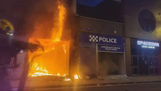 queman una comisaria en Inglaterra queman una comisaria en Inglaterra