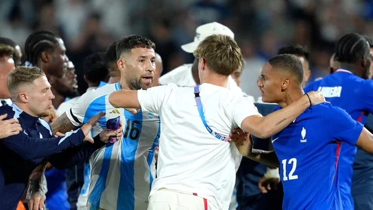 Nicolas Otamendi, en plena pelea Nicolas Otamendi, en plena pelea