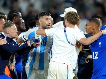 Nicolas Otamendi, en plena pelea