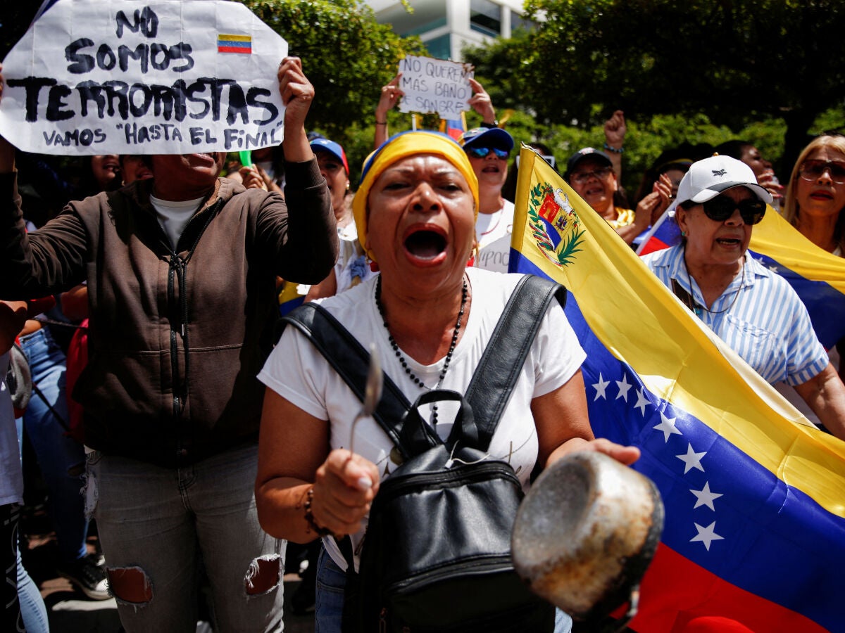 Miles de personas protestan en Venezuela e instan a Maduro a abandonar el  poder