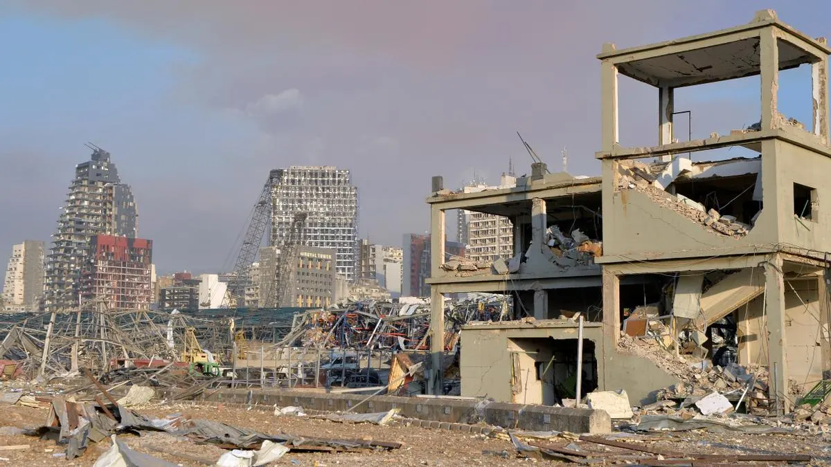 Vista de los daños causados en varios edificios por la gran explosión en el puerto de Beirut en agosto de 2020