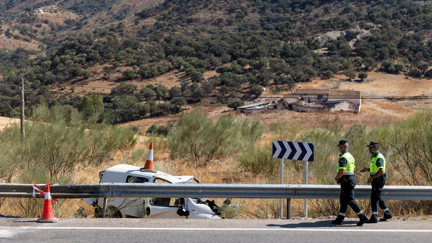 Varios miembros de la Guardia Civil inspeccionan el lugar del accidente que se ha producido en la carretera A-356 en Casabermeja Varios miembros de la Guardia Civil inspeccionan el lugar del accidente que se ha producido en la carretera A-356 en Casabermeja
