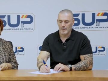 Momento de la firma del acuerdo entre Desokupa y el Sindicato Unificado de Policía