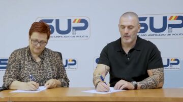 Momento de la firma del acuerdo entre Desokupa y el Sindicato Unificado de Policía