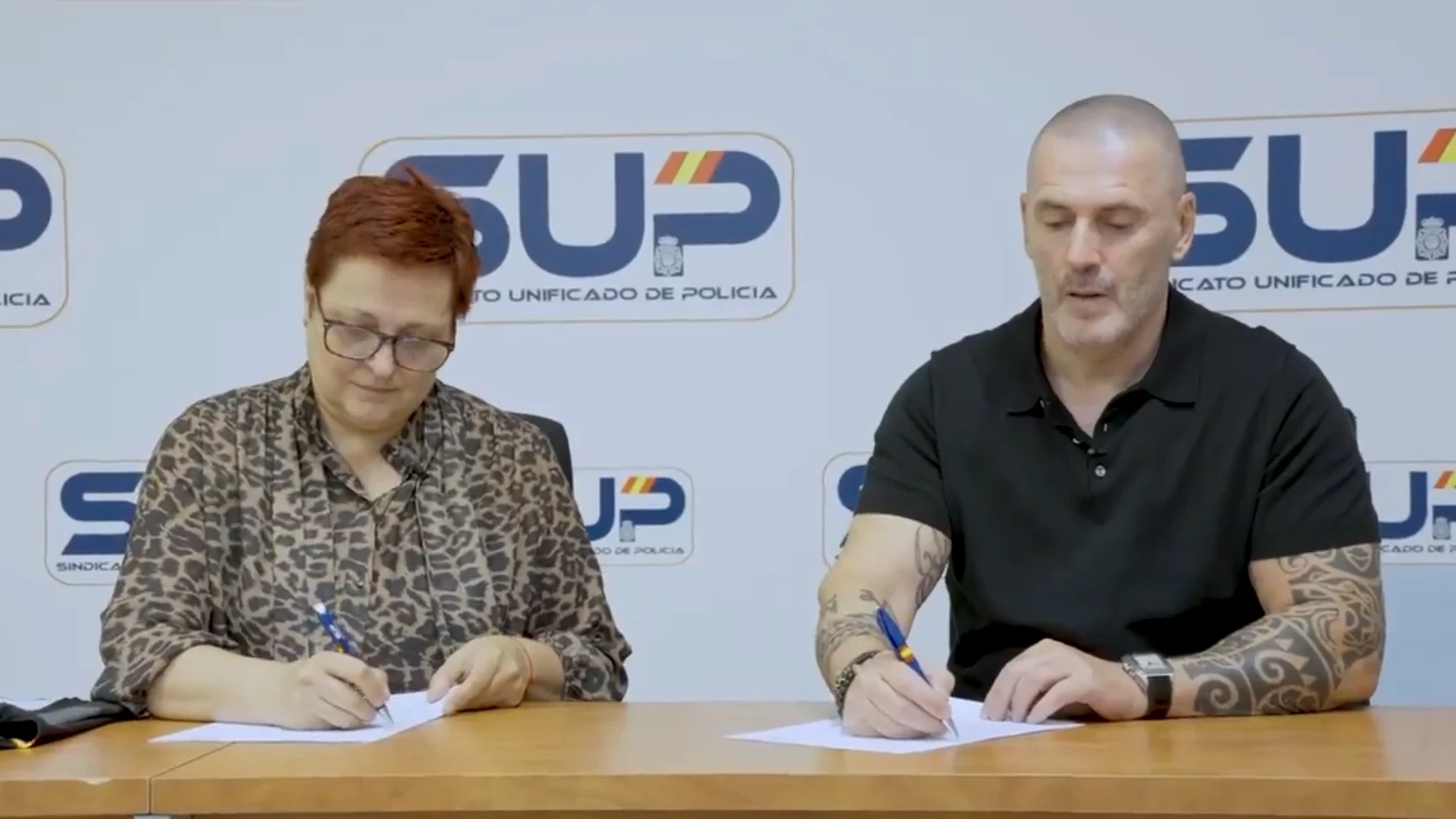 Momento de la firma del acuerdo entre Desokupa y el Sindicato Unificado de Policía