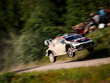 Kalle Rovanperä se queda solo al frente del Rally de Finlandia