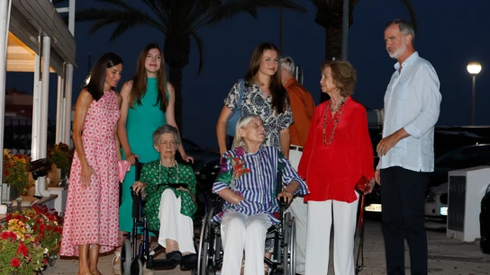 El rey Felipe VI y la reina Letizia, acompañados por sus hijas la princesa Leonor y la infanta Sofía, la reina emérita doña Sofía, y su hermana Irene de Grecia El rey Felipe VI y la reina Letizia, acompañados por sus hijas la princesa Leonor y la infanta Sofía, la reina emérita doña Sofía, y su hermana Irene de Grecia