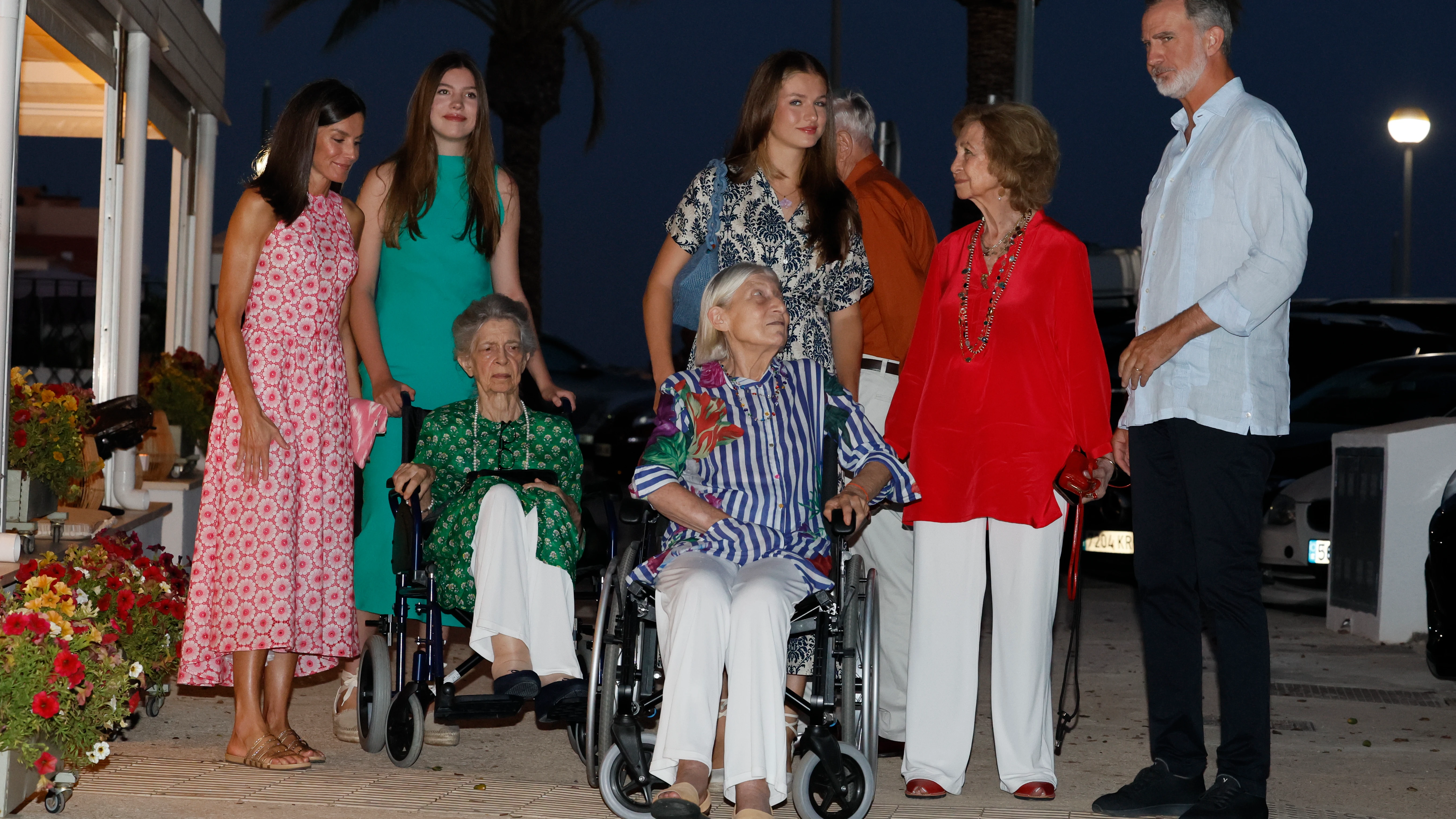 El rey Felipe VI y la reina Letizia, acompañados por sus hijas la princesa Leonor y la infanta Sofía, la reina emérita doña Sofía, y su hermana Irene de Grecia