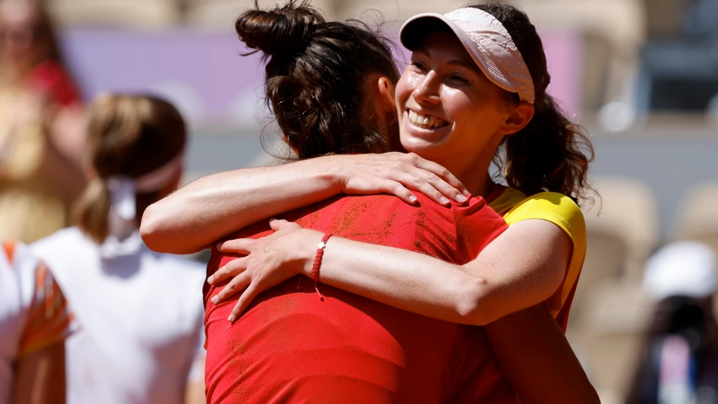 Abrazo entre Sara Sorribes y Cristina Bucsa Abrazo entre Sara Sorribes y Cristina Bucsa