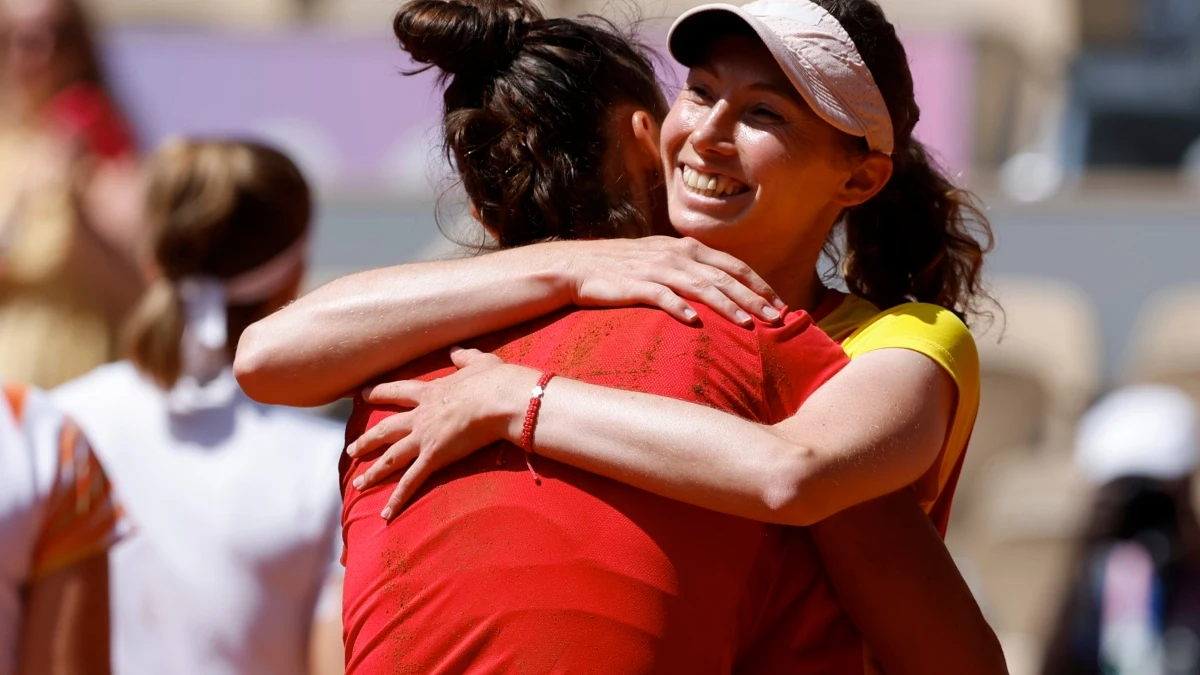 Abrazo entre Sara Sorribes y Cristina Bucsa