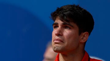 El tenista Carlos Alcaraz, entre lágrimas tras caer en la final frente a Djokovic