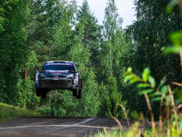 Kalle Rovanperä se vuelve a quedar sin victoria en Finlandia y Ogier lucha por el Mundial