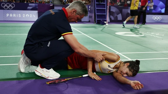 Carolina Marín, tendida en el suelo entre lágrimas en París 2024 Carolina Marín, tendida en el suelo entre lágrimas en París 2024