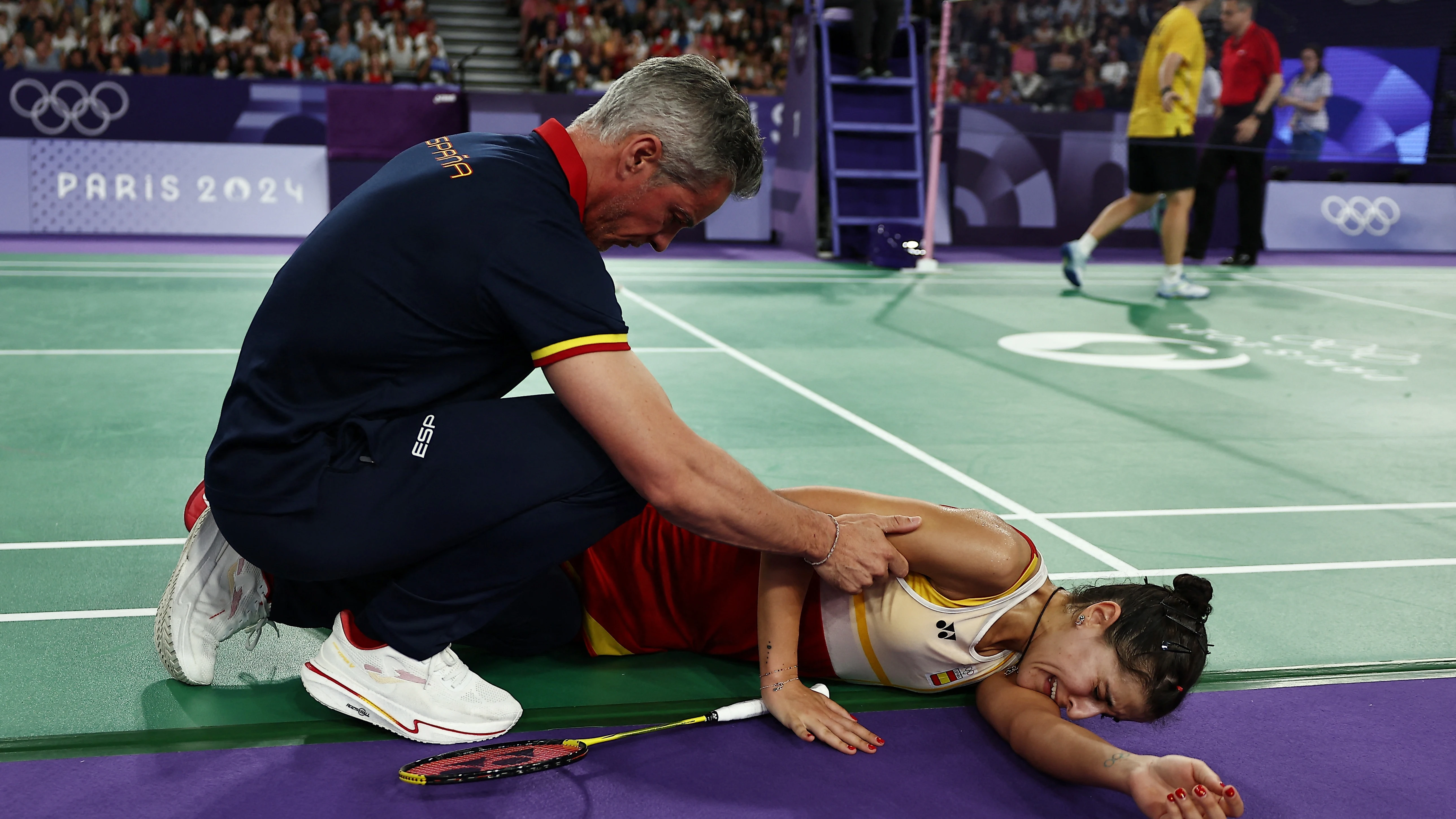 Carolina Marín, tendida en el suelo entre lágrimas en París 2024