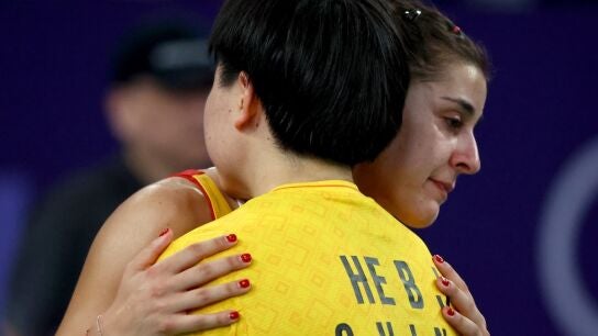 El abrazo final entre Carolina Mar&iacute;n y He Bing Jiao
