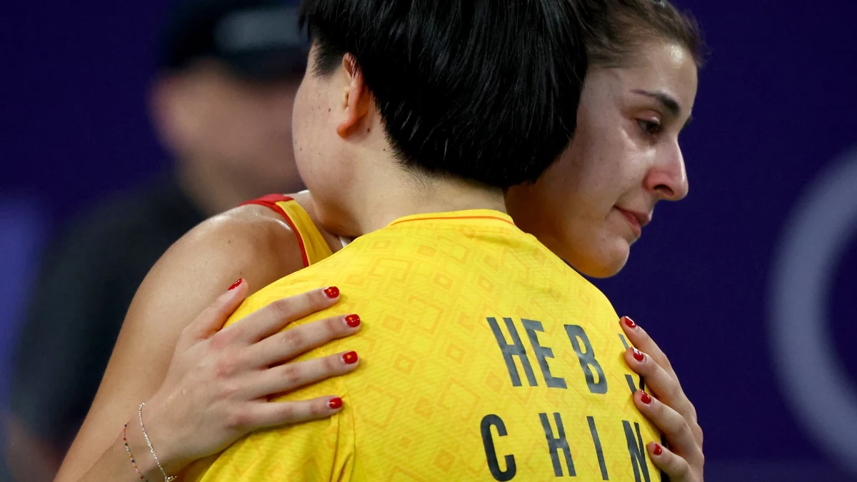 El abrazo final entre Carolina Marín y He Bing Jiao