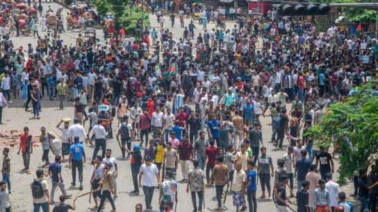  Manifestantes participan en el primer d&iacute;a del movimiento de no cooperaci&oacute;n en Dacca, Bangladesh, el 4 de agosto de 2024