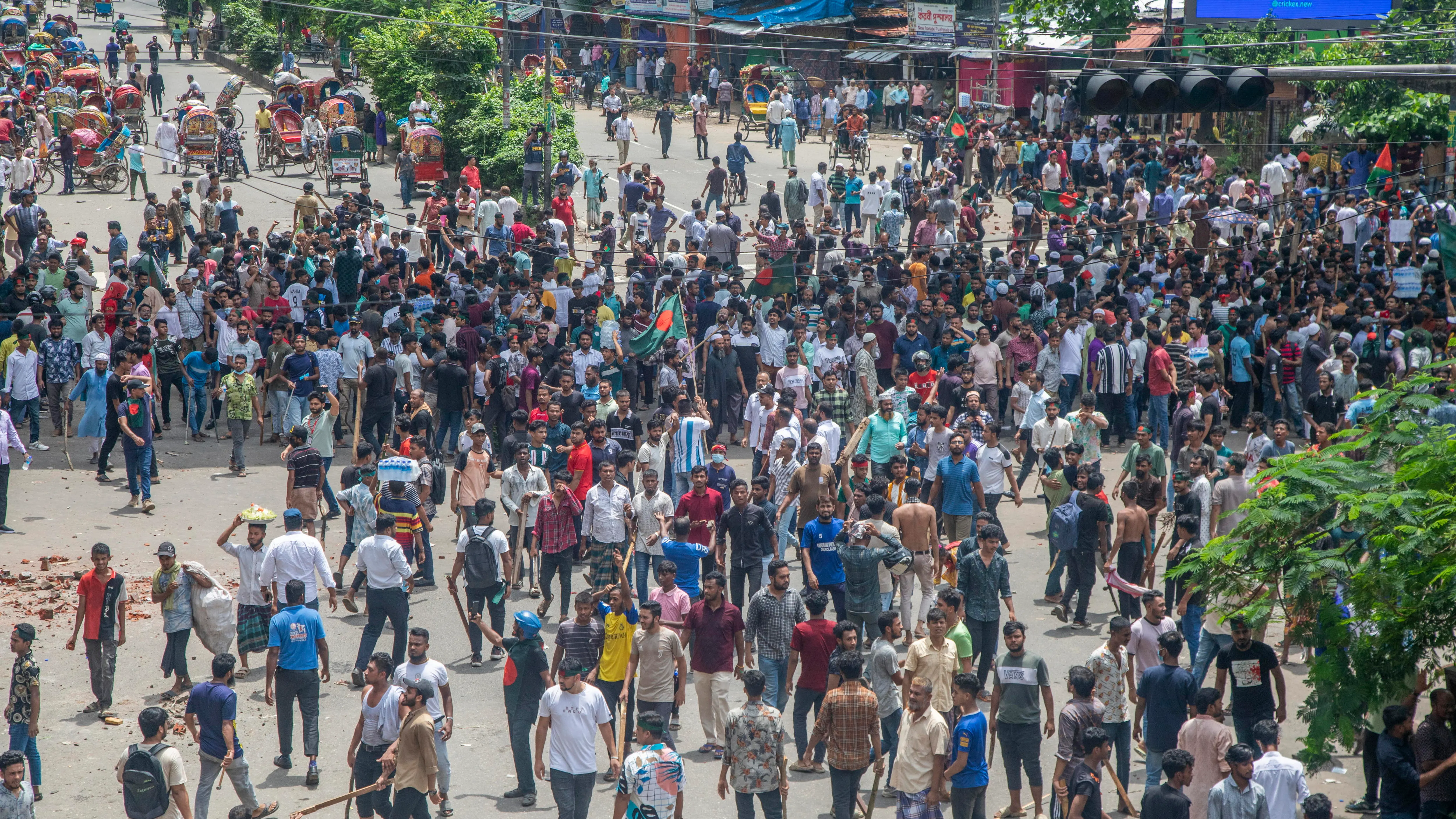  Manifestantes participan en el primer día del movimiento de no cooperación en Dacca, Bangladesh, el 4 de agosto de 2024