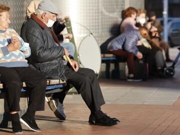 Jubilados toman el sol en Bilbao, en una fotografía de archivo