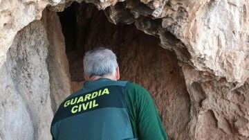 Un agente investiga los daños ocasionados en las pinturas rupestres en yacimientos de la Sierra Sur de Jaén