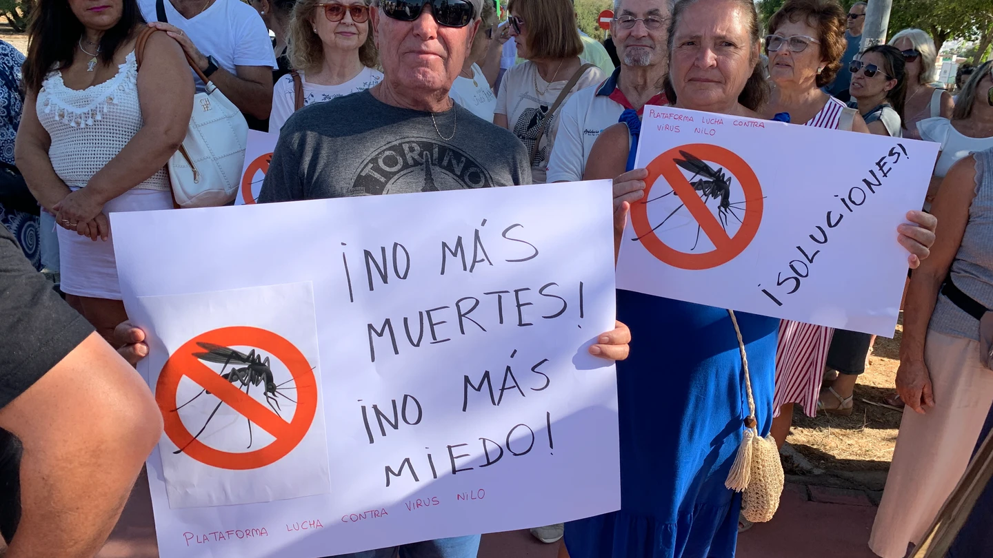 Concentración de vecinos en La Puebla del Río por el virus del Nilo: "Es muy duro morir por un mosquito" Parte de las casi 2.000 personas que se han concentrado este lunes en la localidad sevillana de La Puebla del Río. EFE/Fermín Cabanillas