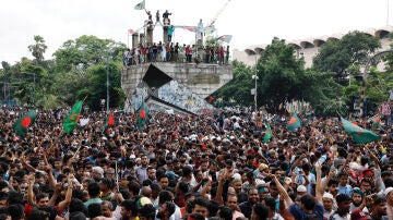 Ciudadanos de Bangladesh celebran la renuncia de la primera ministra de Bangladesh, en Dhaka, el 5 de agosto de 2024. 