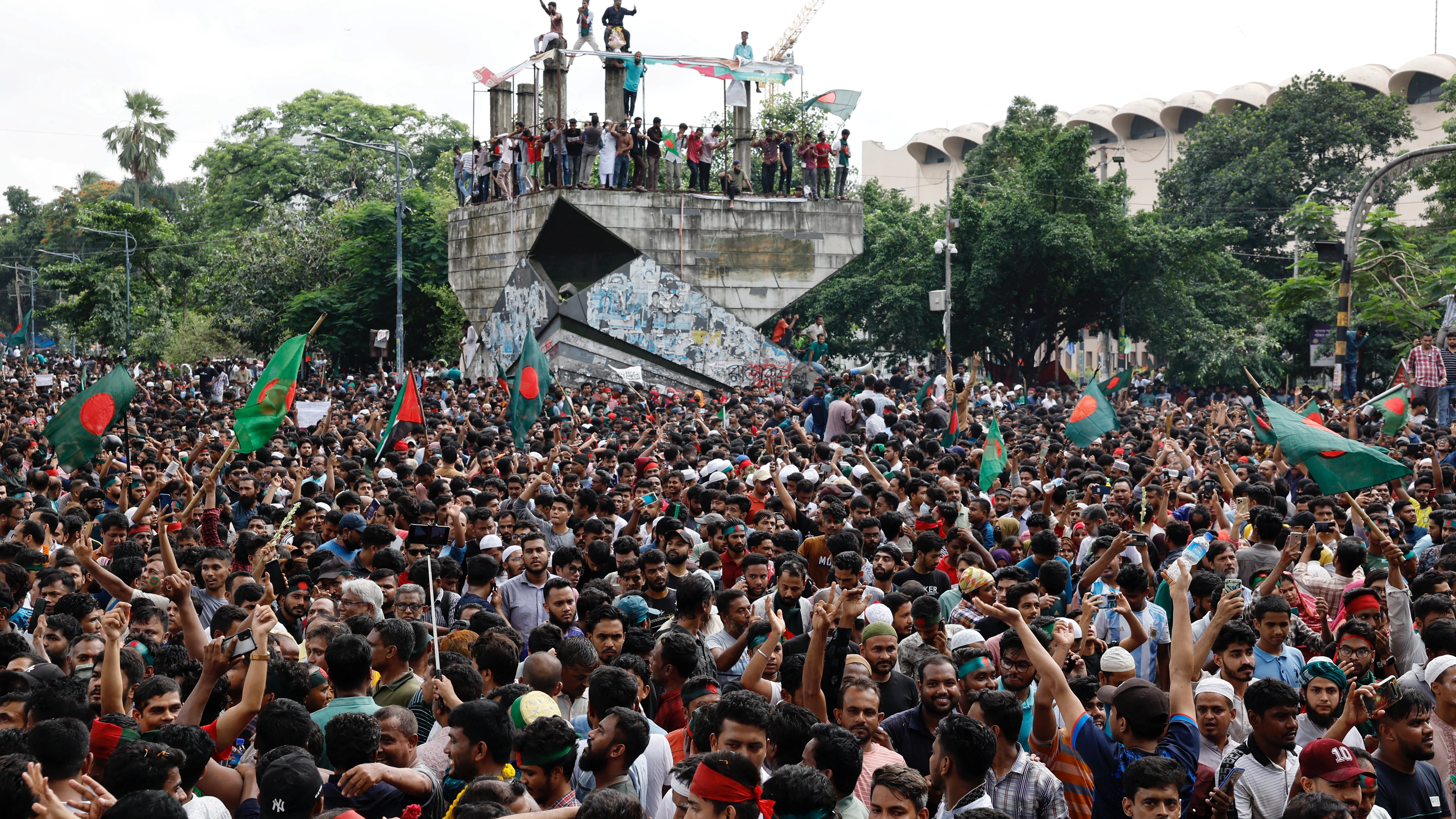 Ciudadanos de Bangladesh celebran la renuncia de la primera ministra de Bangladesh, en Dhaka, el 5 de agosto de 2024. 