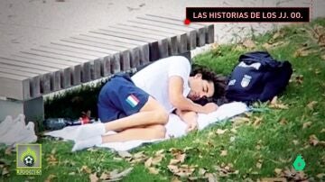 Thomas Ceccon, dormido en un parque