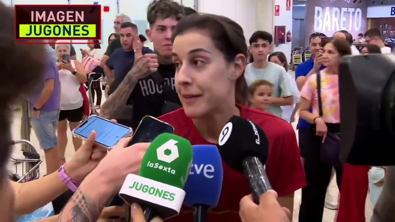 Carolina Marín, en el aeropuerto ante los medios