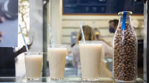 Vasos con horchata valenciana Vasos con horchata valenciana