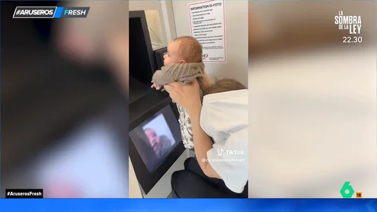 El divertido viral de un padre al intentar hacer una foto a su bebé para el pasaporte: al más puro estilo 'Rafiki' El divertido viral de un padre al intentar hacer una foto a su bebé para el pasaporte: al más puro estilo 'Rafiki'